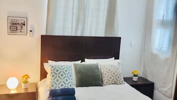 3 habitaciones, tabla de planchar con plancha y ropa de cama