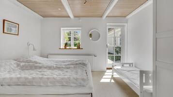 4 bedrooms, travel crib, free WiFi