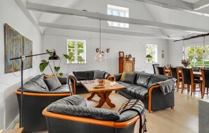 Smart TV, chimenea, futbolito y tenis de mesa 