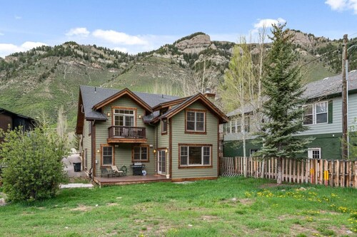 Cozy Spacious Mountain Home Close To Everything