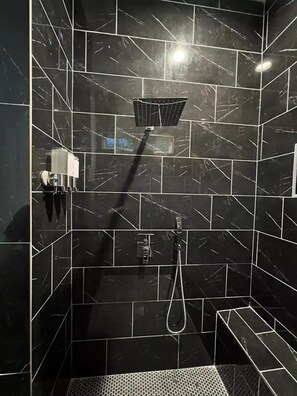 Dusche, Handtücher, Seife, Shampoo