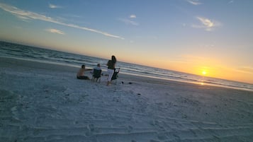 Ubicación cercana a la playa, tumbonas y toallas de playa