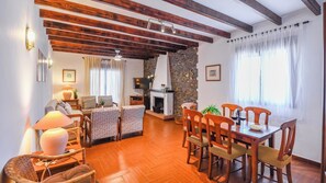 TV, fireplace - Casa Rural la Higuera de Rios Antequera - La Higuera by Ruralidays (Málaga)