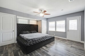 3 habitaciones, tabla de planchar con plancha, wifi y ropa de cama