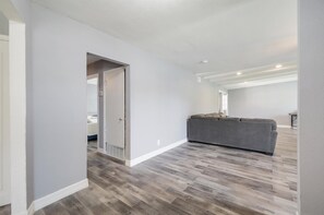 Interior - Spacious Home In The Heart Of Dallas (Dallas)