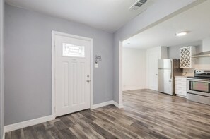 Fridge, microwave, oven, stovetop - Spacious Home In The Heart Of Dallas (Dallas)