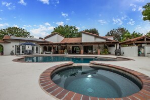 Een buitenzwembad en een verwarmd zwembad