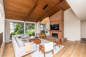 Una Smart TV, una chimenea, videojuegos, un futbolín