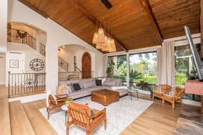 Smart-tv, een open haard, videospelletjes en tafelvoetbal