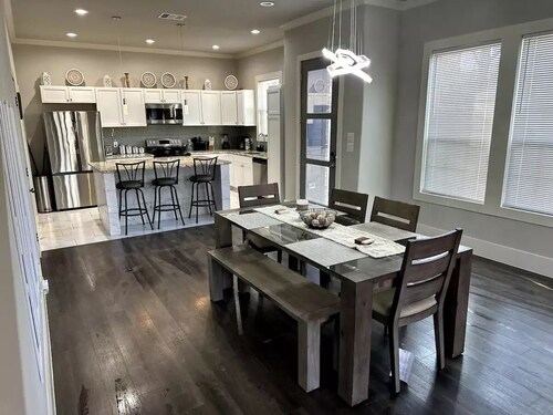 NEW Comfy, spacious, Modern