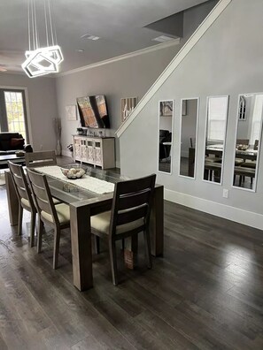 Dining - NEW Comfy, spacious, Modern (DeSoto)