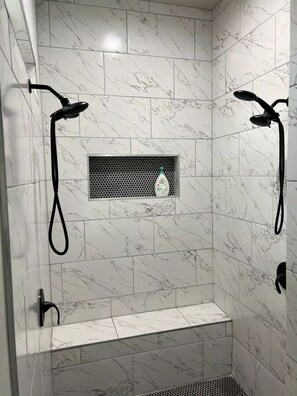 Dusche, Haartrockner, Handtücher, Seife