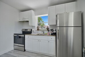 Espresso maker, electric kettle, blender, dining tables - 4 to 14 Guests- 2 Kitchens, Comfort Retreat, BBQ Patio (Miami)