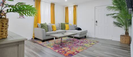 Familien-Stadtwohnung | Wohnzimmer | Smart-TV, Netflix, Streaming-Dienste