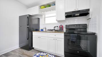 Family Townhome | Private kitchen | Espresso maker, electric kettle, blender, dining tables