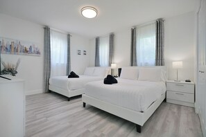 4 bedrooms, premium bedding, pillow-top beds, free WiFi - 4 to 14 Guests- 2 Kitchens, Comfort Retreat, BBQ Patio (Miami)