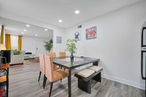 Dining room - 4 to 14 Guests- 2 Kitchens, Comfort Retreat, BBQ Patio (Miami)