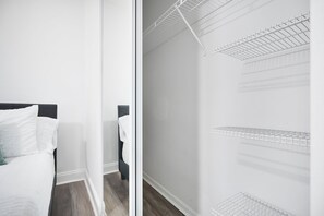 Wardrobe - 4 to 14 Guests- 2 Kitchens, Comfort Retreat, BBQ Patio (Miami)