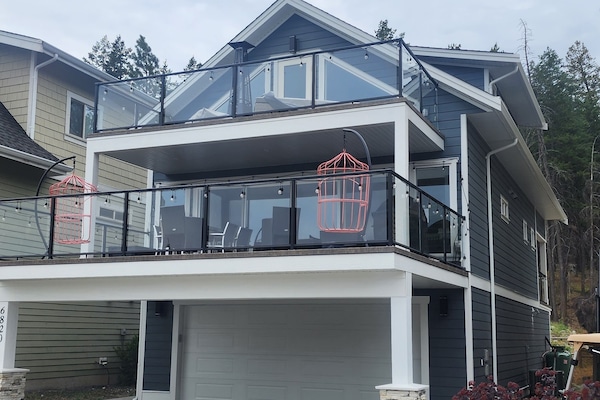 Welcome to the Cottage. Front of the house.