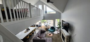 Smart TV, chimenea, futbolito y estéreo 