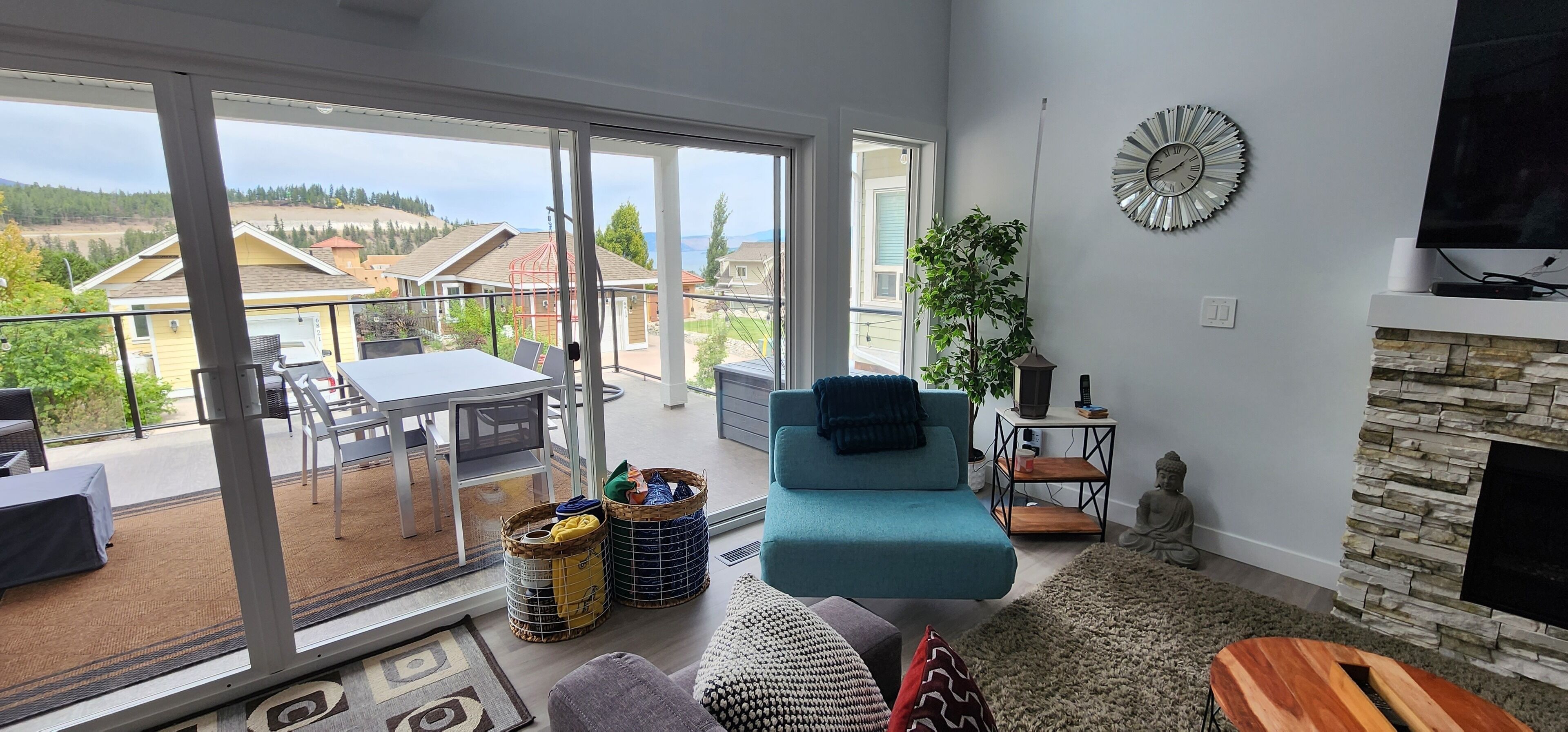 Smart-tv, pejs, bordfodbold, stereoanlæg