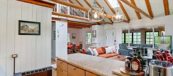 Sunset Lion Mountain Cabin near a Lake & Vineyards