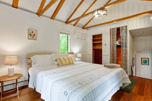 3 habitaciones, escritorio y tabla de planchar con plancha 