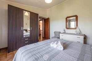 2 bedrooms, travel cot, WiFi, bed sheets