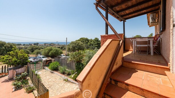 A terrace with a view of the sea, a wooden pergola, and a table with chairs. - Matilde Graceful House (Quartu Sant'Elena)