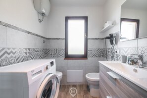 Ducha, secador de pelo, bidé y toallas