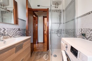 Ducha, secador de pelo, bidé y toallas