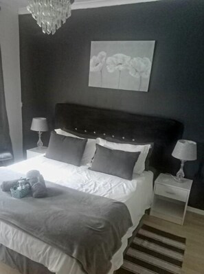 3 bedrooms, iron/ironing board, free WiFi, bed sheets - Spacious and Peaceful home, Summerstrand,Gqeberha (Gqeberha)