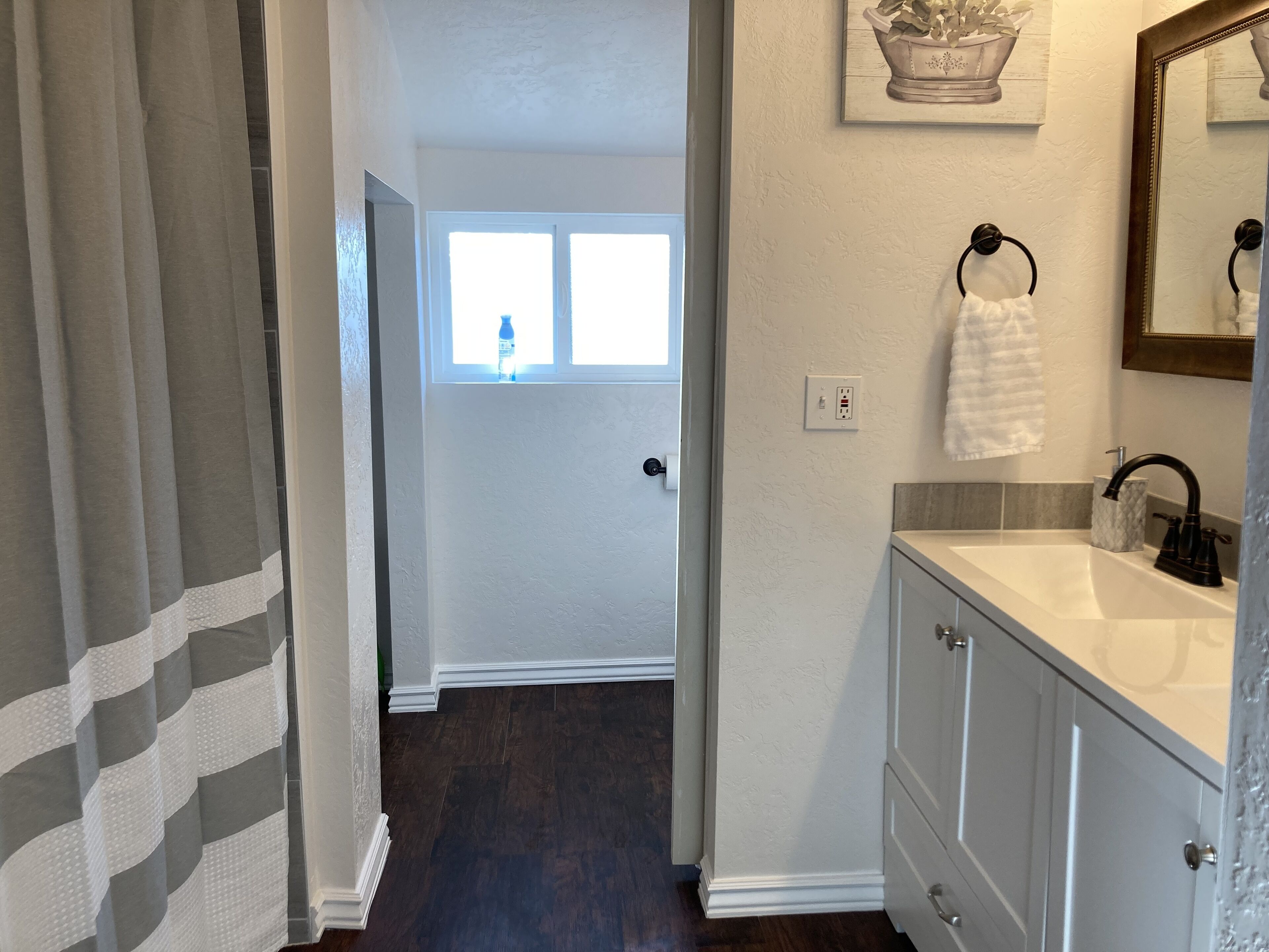 Secador de cabelo, toalhas de banho, sabonete, papel higiênico