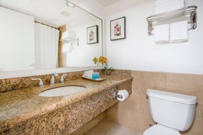 Tina, secadora de cabello, toallas 