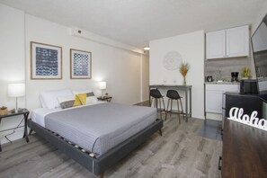 1 bedroom, desk, WiFi