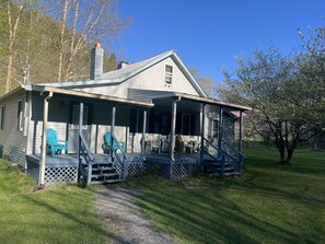 Exterior - Thorn Creek Cottage (Sugar Grove)