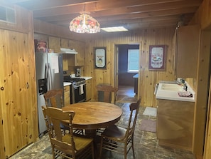 Fridge, microwave, oven, stovetop - Thorn Creek Cottage (Sugar Grove)