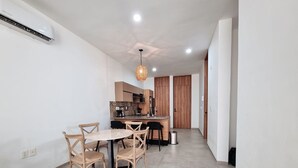 Elite Condo | Private kitchen | Full-size fridge, microwave, cookware/dishes/utensils - Depa con Alberca a 4 min del Malecón (Mazatlán)