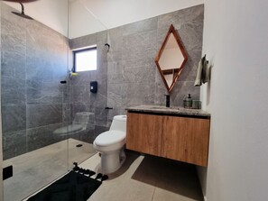 Condo Elite | Baño | Regadera, regadera tipo lluvia, toallas 