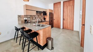 Elite Condo | Private kitchen | Full-size fridge, microwave, cookware/dishes/utensils - Depa con Alberca a 4 min del Malecón (Mazatlán)
