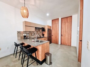 Elite Condo | Private kitchen | Full-size fridge, microwave, cookware/dishes/utensils - Depa con Alberca a 4 min del Malecón (Mazatlán)