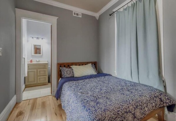 3 habitaciones, tabla de planchar con plancha, wifi y ropa de cama 