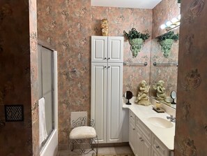 Haartrockner, Handtücher, Toilettenpapier