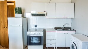 Een koelkast, een oven