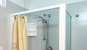 Regadera, bidet, toallas 