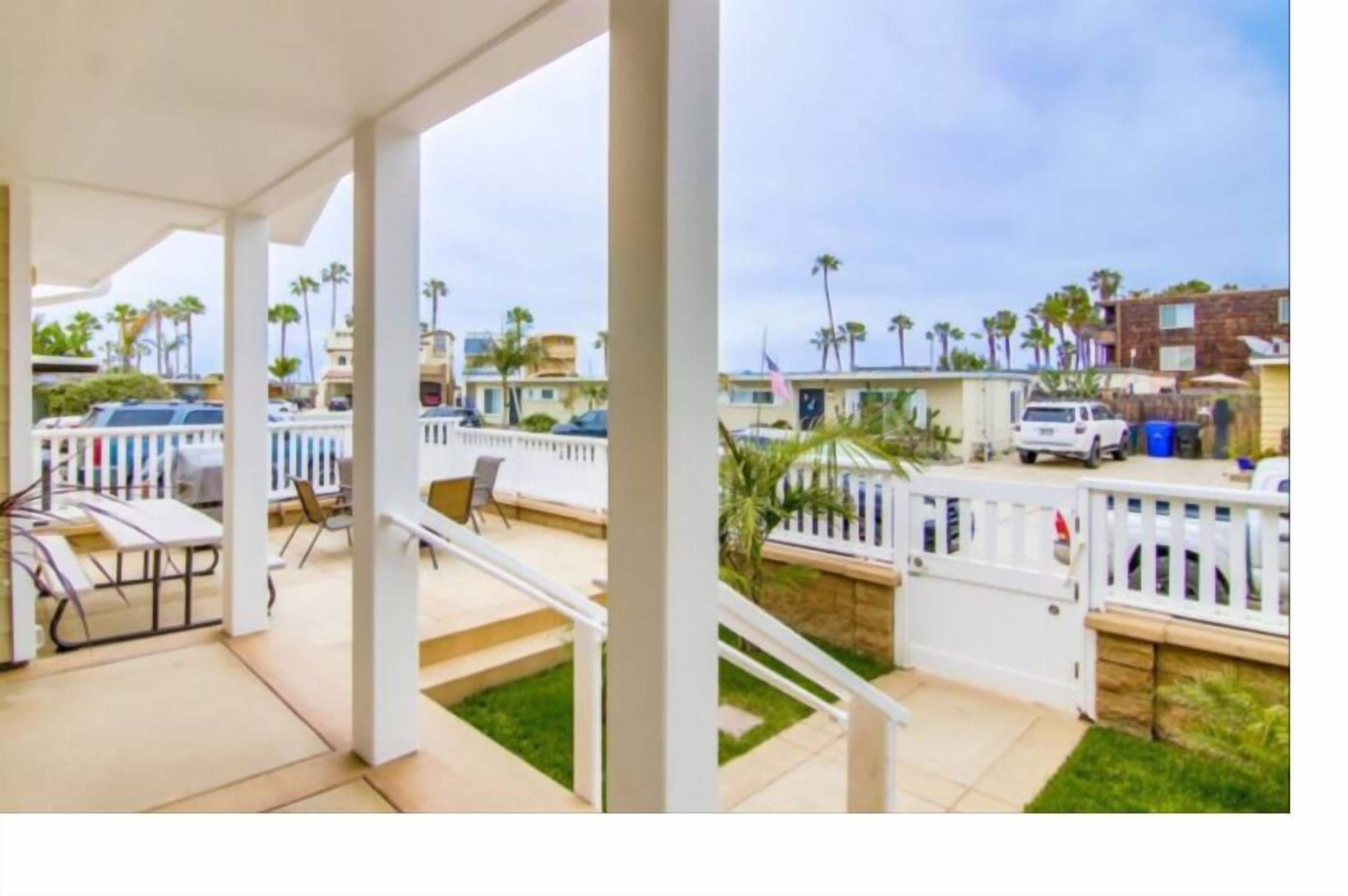 Private, Front Yard w/Porch, Barbecue, Fire Pit, Table & chairs