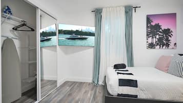 Family Apartment | 4 bedrooms, premium bedding, pillow-top beds, free WiFi