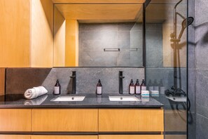 Luxury-Penthouse | Badezimmer | Dusche, Regendusche, kostenlose Toilettenartikel, Haartrockner