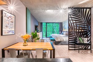 Studio, 2 Queen-Betten | Essbereich im Zimmer