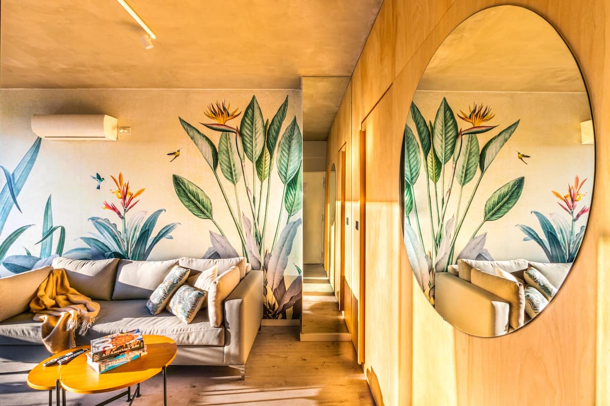 Luxe penthouse | Woonruimte | Een 40-inch smart-tv met digitale zenders, een televisie en Netflix